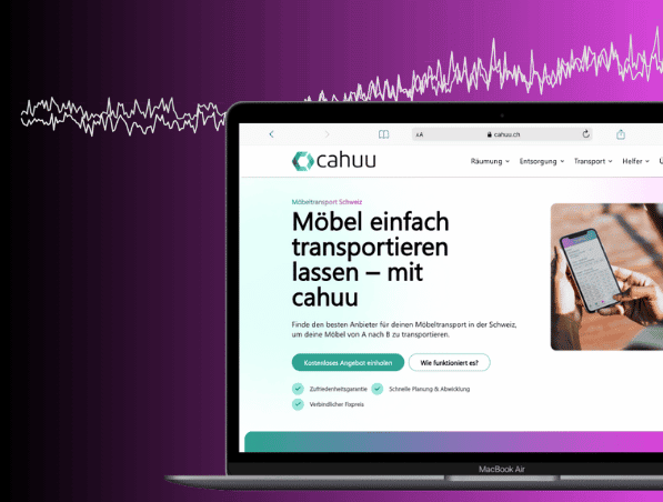 Auf einem Laptop wird die Cahuu-Website für Möbeltransportdienste in der Schweiz angezeigt, positioniert vor einem violetten Hintergrund mit weißen Wellenformgrafiken.